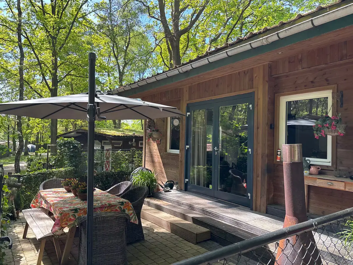 Chalet Groenrust van buiten, met terras en ingang
