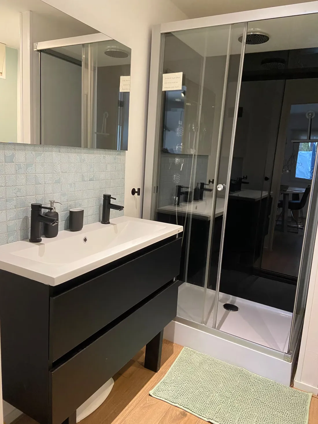 Badkamer met lavabo en douche in Chalet Groenrust