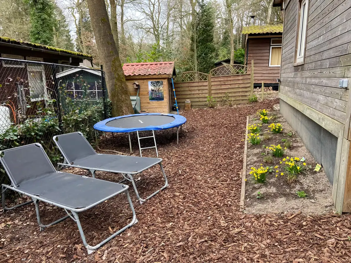 Tuin van Chalet Groenrust met ligzetels