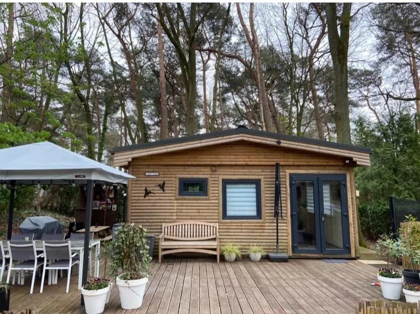Chalet Kolibrie van buiten, met terras en partytent