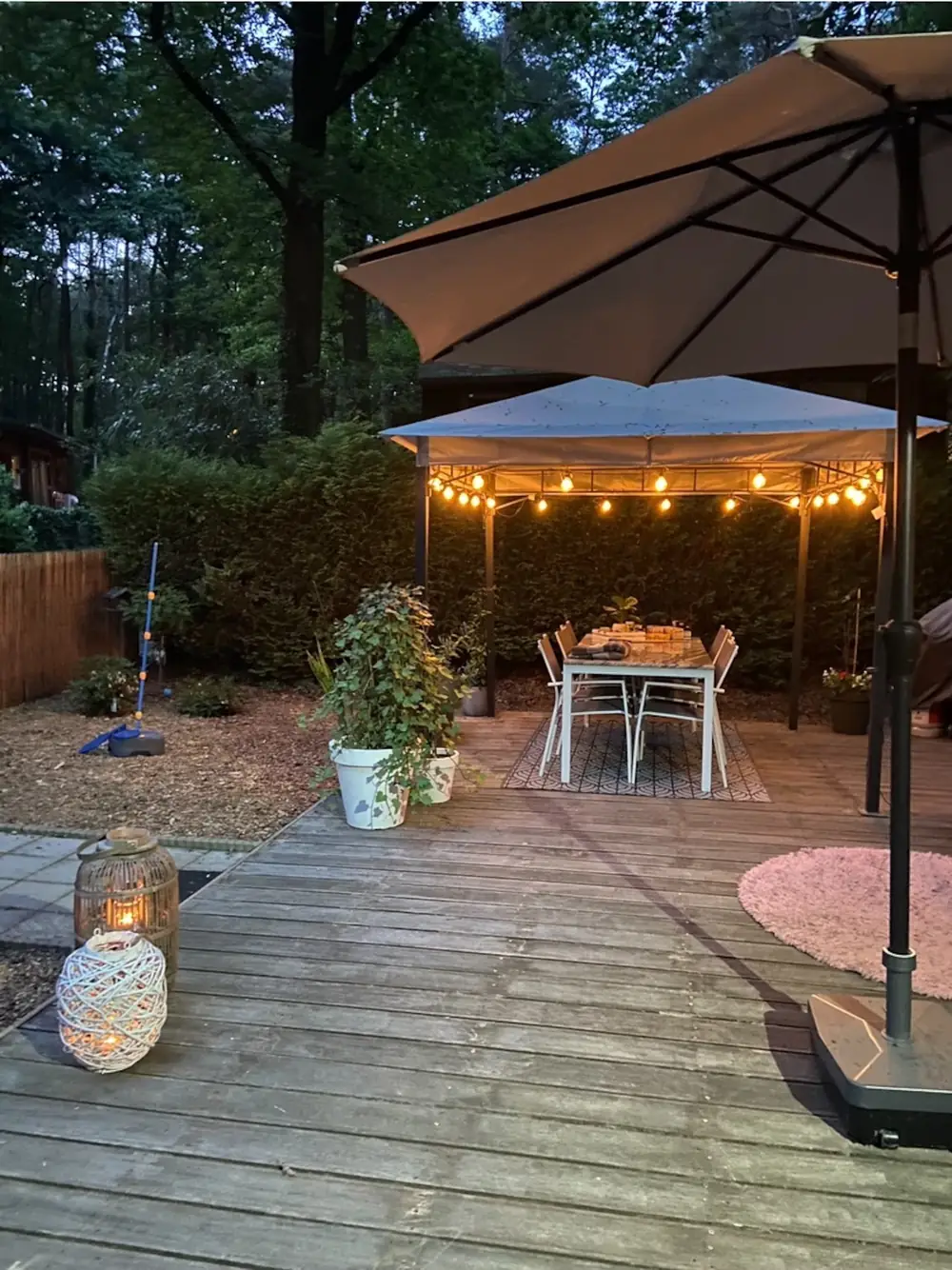 Overdekt terras van Chalet Kolibrie met verlichting
