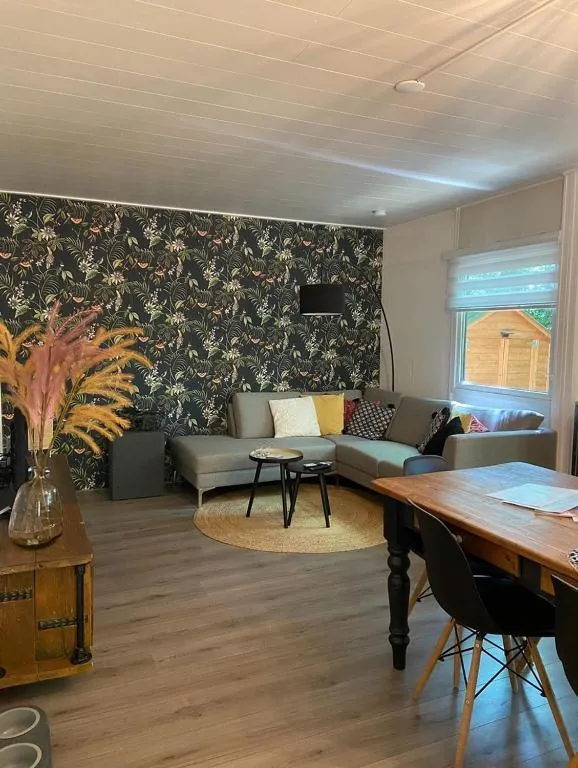 Woonkamer van Chalet Kolibrie met zithoek en eettafel