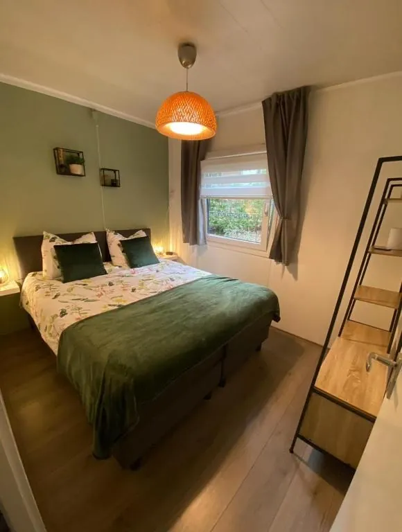 Slaapkamer met tweepersoonsbed in Chalet Kolibrie