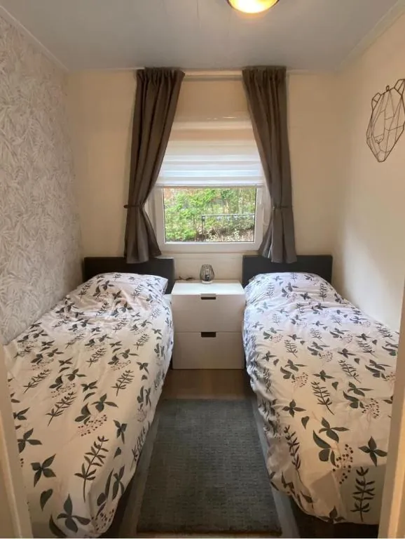 Slaapkamer met twee eenpersoonsbedden in Chalet Kolibrie